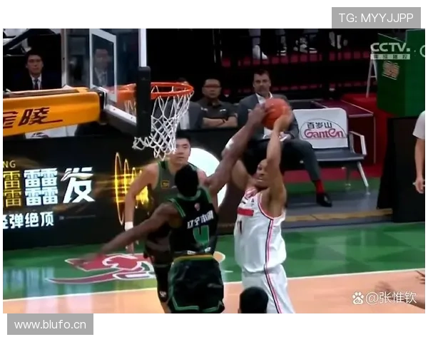 篮球规则详解：如何判定比赛中的拉人犯规行为